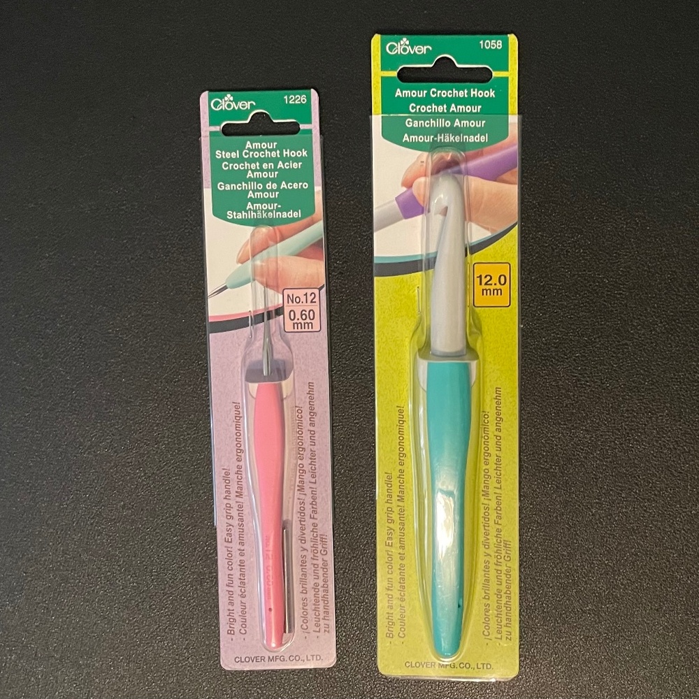 NWT LOT OF CLOVER AMOUR CROCHET YARN STEEL RESIN HANDLE HOOKS TOTAL OF 2
